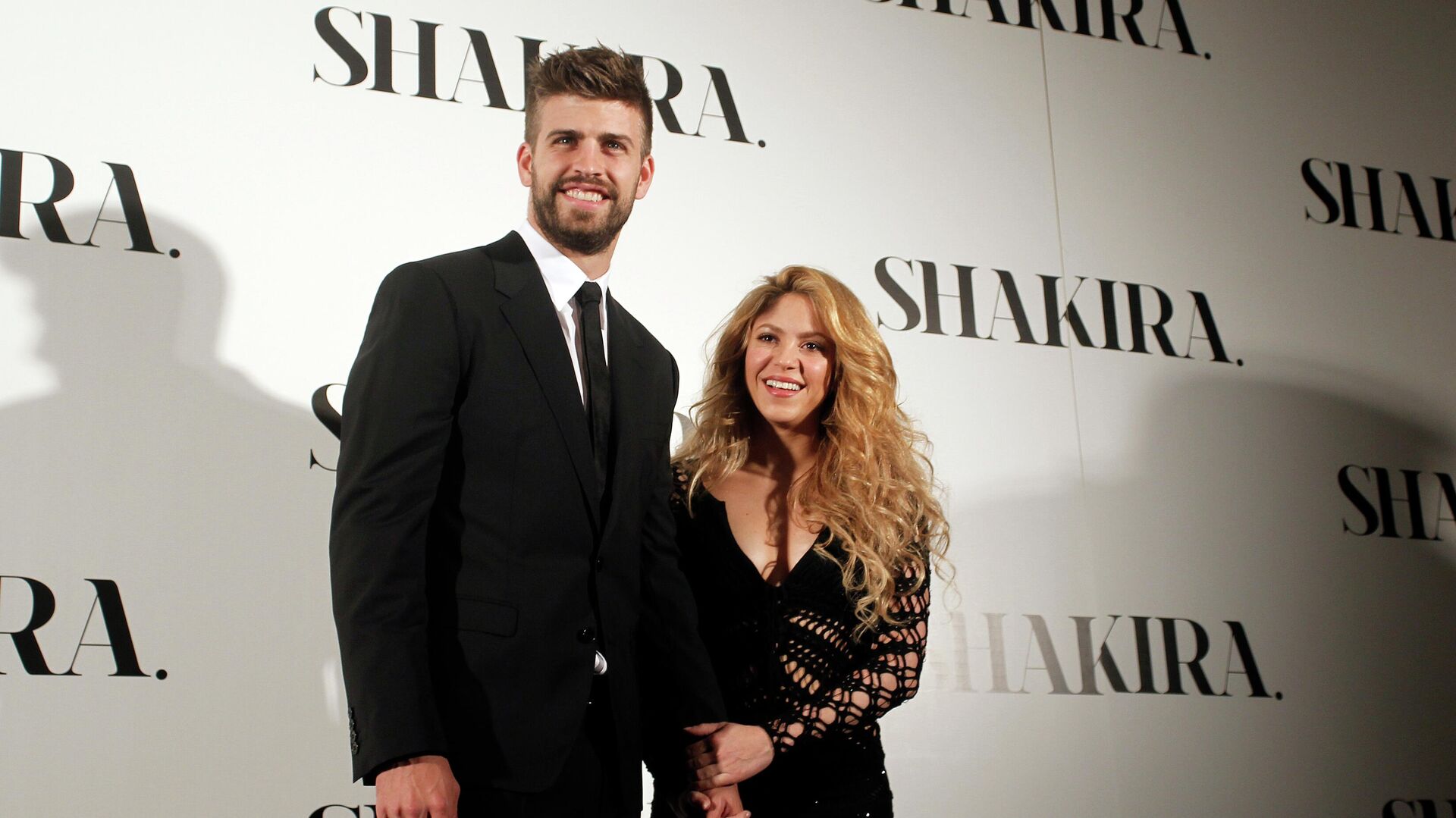 FILE - Colombian singer Shakira, right, and FC Barcelona's soccer player Gerard Pique pose to the media during the presentation of her new album Shakira in Barcelona, Spain, on March 20, 2014 - Sputnik International, 1920, 07.06.2022