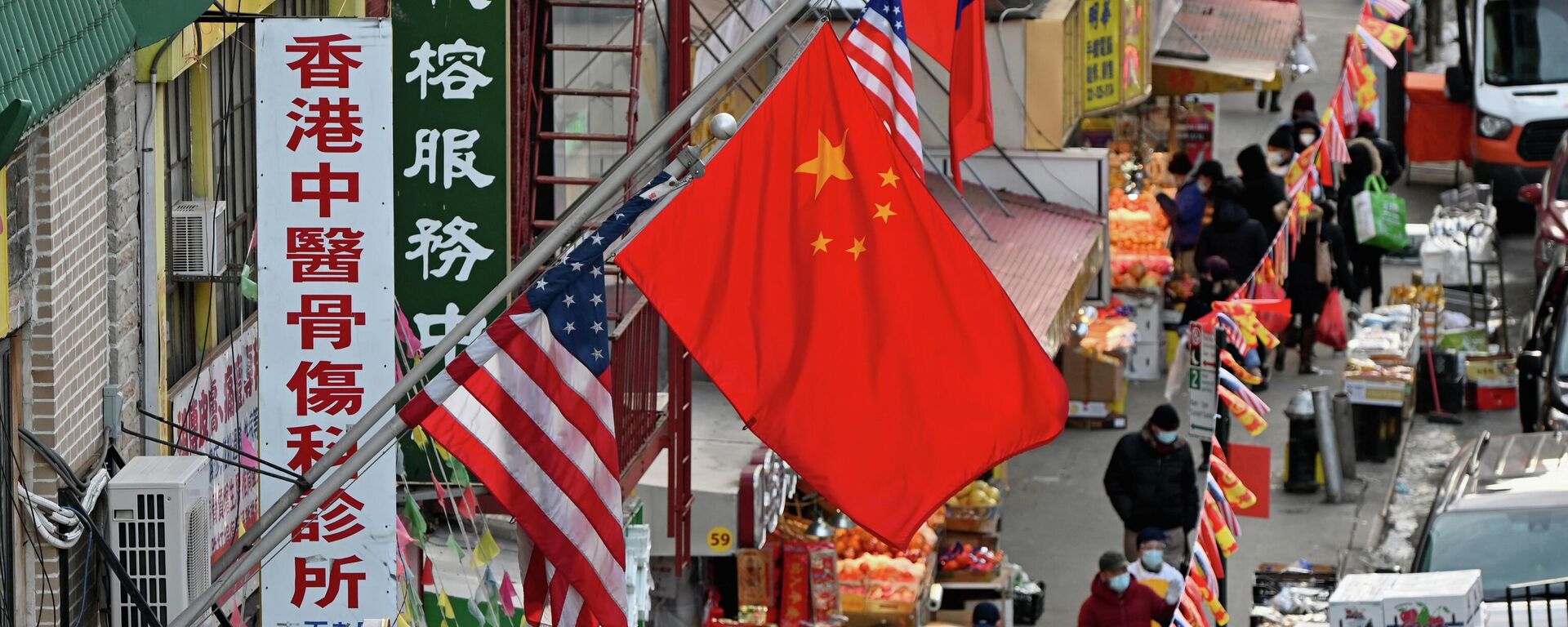 A Chinese flag hangs between American flags in Chinatown on February 17, 2021 in New York City - Sputnik International, 1920, 07.06.2022