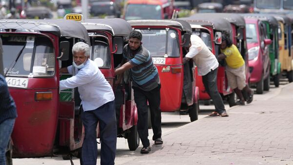 Sri Lankan auto rickshaw drivers queue up to buy petrol near a fuel station in Colombo, Sri Lanka, Wednesday, April 13, 2022 - Sputnik International