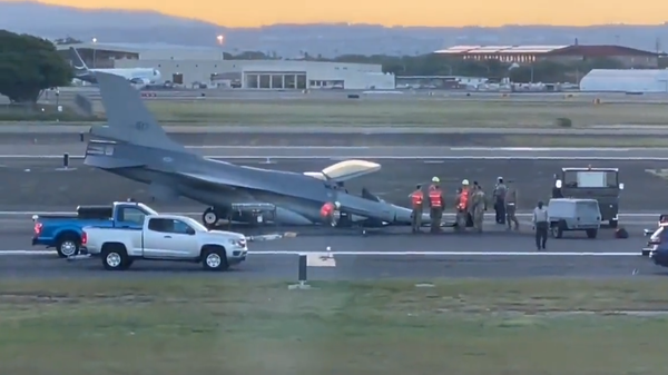 A Taiwanese F-16A fighter jet that crash-landed at Daniel K. Inouye International Airport in Honolulu, Hawaii, on June 6, 2022. - Sputnik International
