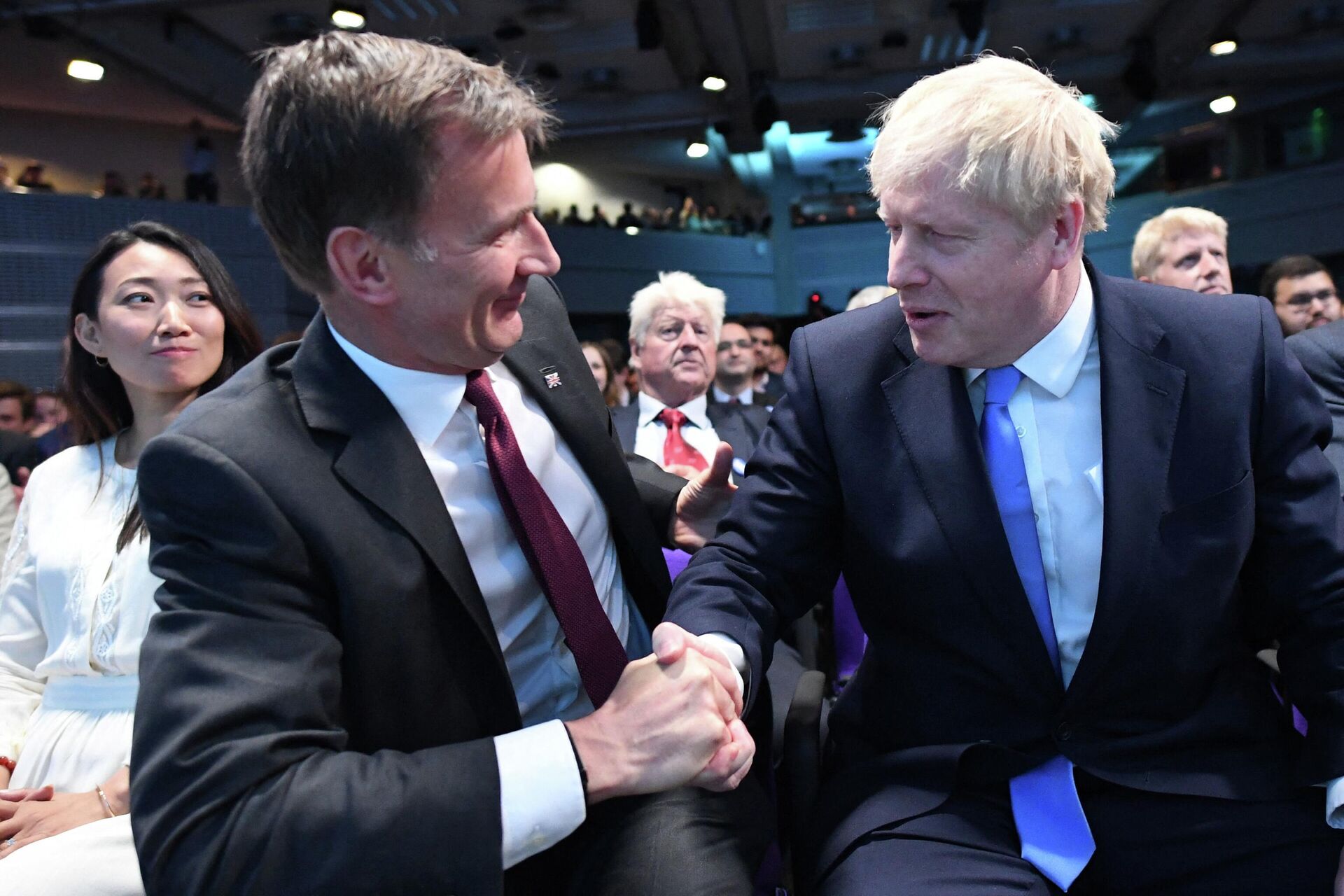 Leadership contender Jeremy Hunt (L) shakes hands to congratulate new Conservative Party leader and incoming prime minister Boris Johnson (R) as the results of the leadership contest are announced at an event in central London on July 23, 2019 - Sputnik International, 1920, 06.07.2022