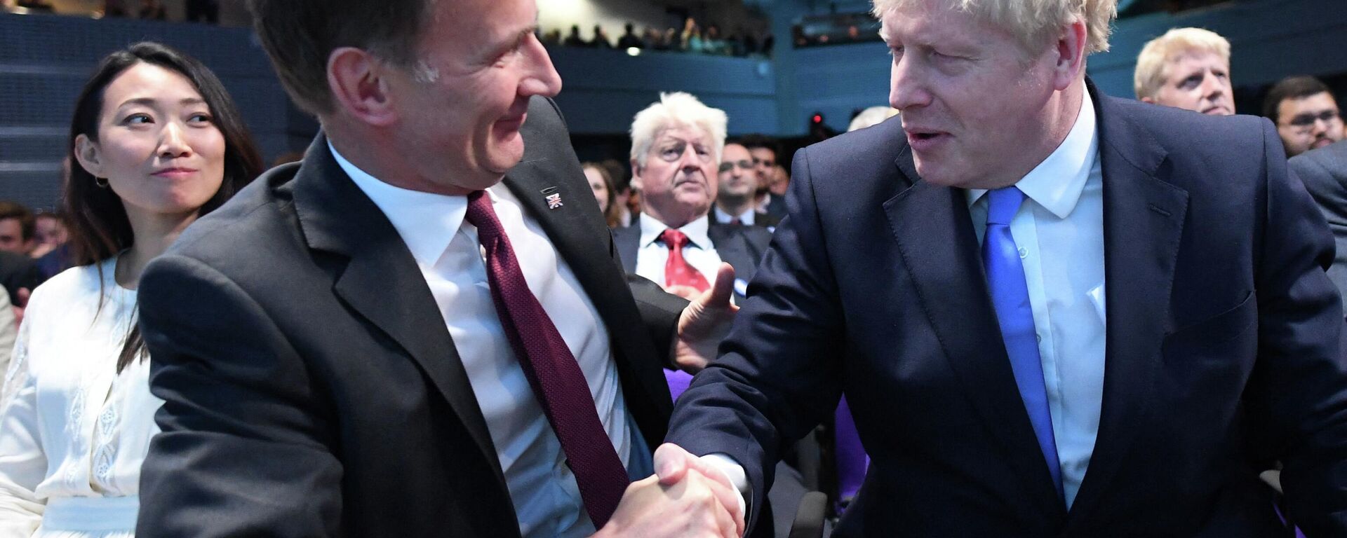 Leadership contender Jeremy Hunt (L) shakes hands to congratulate new Conservative Party leader and incoming prime minister Boris Johnson (R) as the results of the leadership contest are announced at an event in central London on July 23, 2019 - Sputnik International, 1920, 08.06.2022