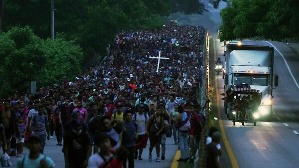Migrants, many from Central American and Venezuela, walk along the Huehuetan highway in Chiapas state, Mexico, early Tuesday, June 7, 2022 - Sputnik International