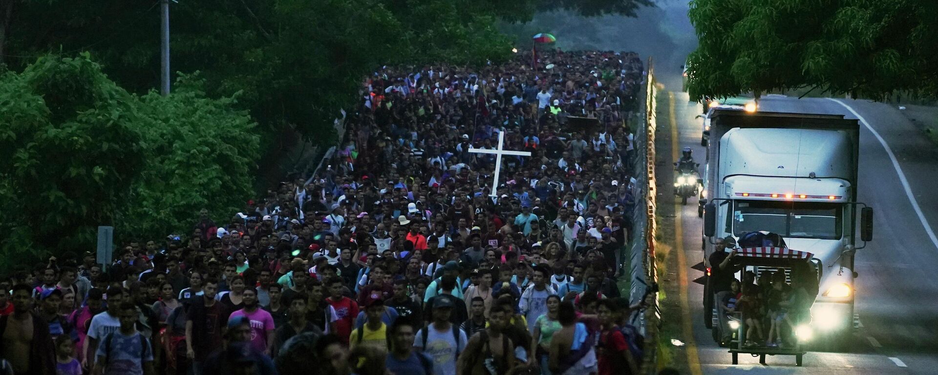 Migrants, many from Central American and Venezuela, walk along the Huehuetan highway in Chiapas state, Mexico, early Tuesday, June 7, 2022 - Sputnik International, 1920, 08.06.2022