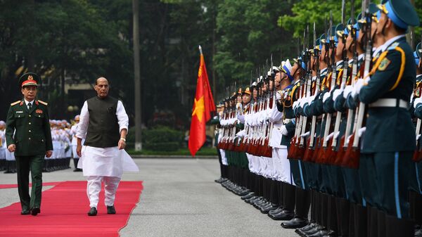 India's Defence Minister Rajnath Singh (L) and Vietnam's Defence Minister Phan Van Giang attend a welcoming ceremony at the Defense Ministry in Hanoi on June 8, 2022 - Sputnik International