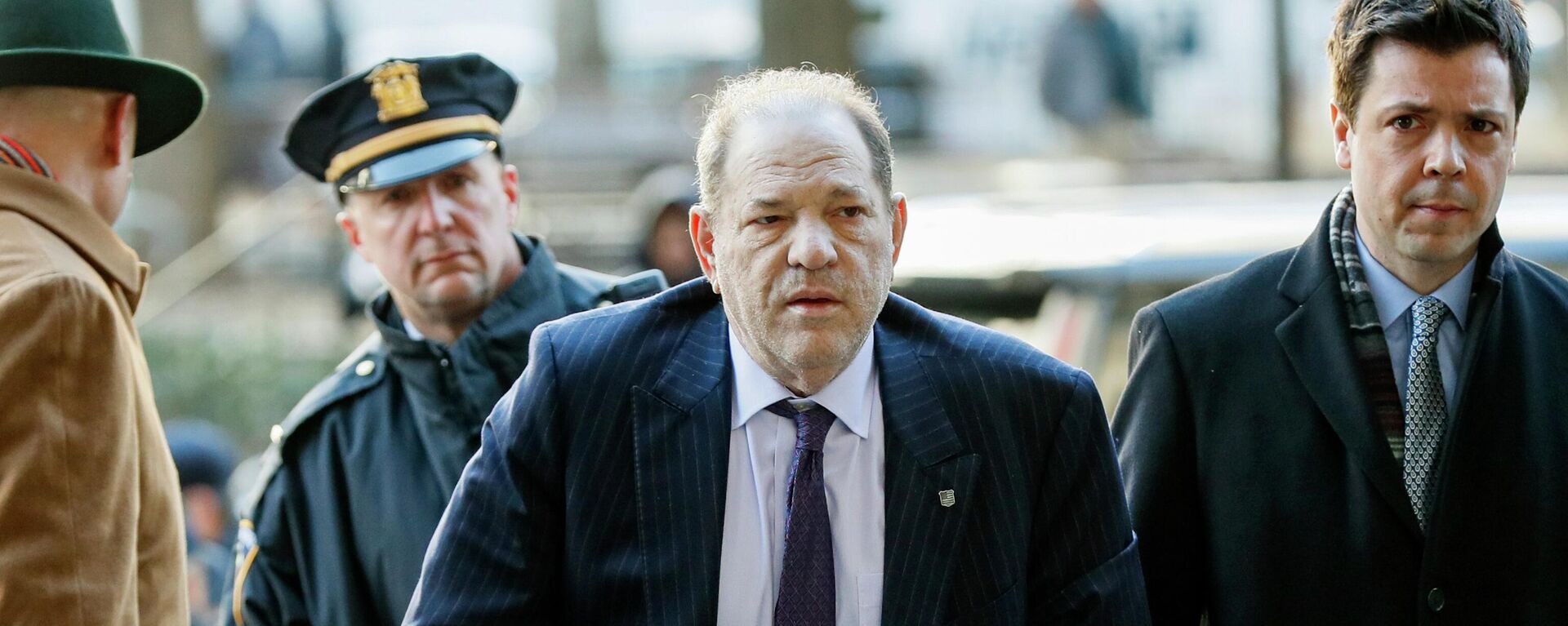 Harvey Weinstein arrives at a Manhattan courthouse as jury deliberations continue in his rape trial on Feb. 19, 2020, in New York - Sputnik International, 1920, 08.06.2022
