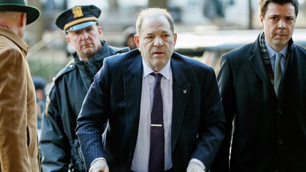 Harvey Weinstein arrives at a Manhattan courthouse as jury deliberations continue in his rape trial on Feb. 19, 2020, in New York - Sputnik International