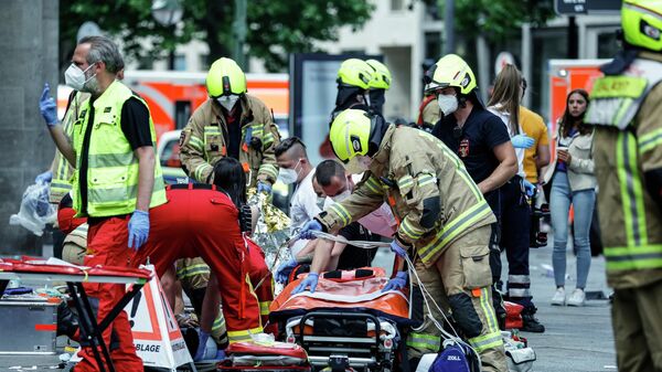 Rescue workers work at the site where one person was killed and eight injured when a car drove into a group of people in central Berlin, on June 8, 2022.  - Sputnik International