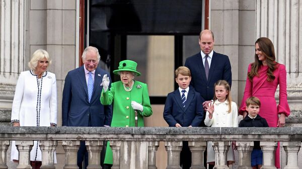 Britain's Queen Elizabeth II (3rd L) stands on Buckingham Palace balcony with (From L) Britain's Camilla, Duchess of Cornwall, Britain's Prince Charles, Prince of Wales, Britain's Prince George of Cambridge, Britain's Prince William, Duke of Cambridge, Britain's Princess Charlotte of Cambridge, Britain's Catherine, Duchess of Cambridge, and Britain's Prince Louis of Cambridge at the end of the Platinum Pageant in London on June 5, 2022 as part of Queen Elizabeth II's platinum jubilee celebrations. - Sputnik International