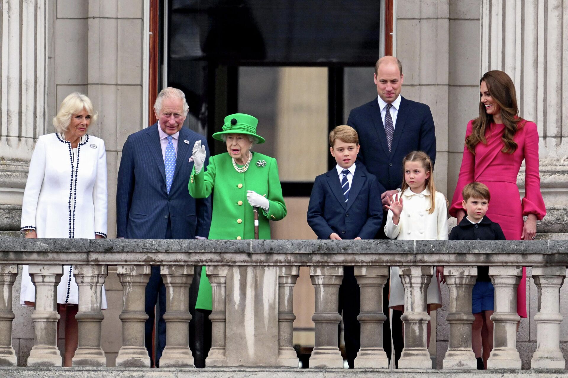 Britain's Queen Elizabeth II (3rd L) stands on Buckingham Palace balcony with (From L) Britain's Camilla, Duchess of Cornwall, Britain's Prince Charles, Prince of Wales, Britain's Prince George of Cambridge, Britain's Prince William, Duke of Cambridge, Britain's Princess Charlotte of Cambridge, Britain's Catherine, Duchess of Cambridge, and Britain's Prince Louis of Cambridge at the end of the Platinum Pageant in London on June 5, 2022 as part of Queen Elizabeth II's platinum jubilee celebrations. - Sputnik International, 1920, 19.06.2022