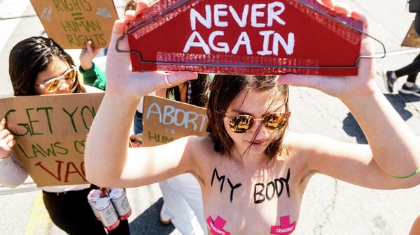 Katie Lippert, 24, joins other abortion-rights protesters in San Francisco's Castro District, Saturday, May 14, 2022 - Sputnik International