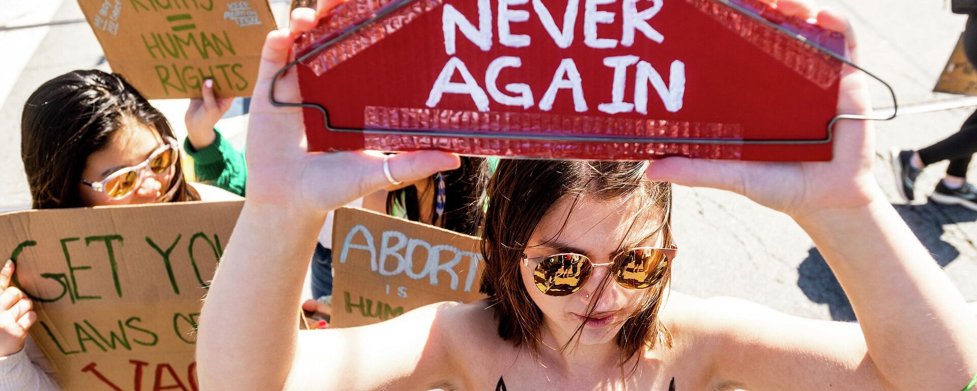 Katie Lippert, 24, joins other abortion-rights protesters in San Francisco's Castro District, Saturday, May 14, 2022 - Sputnik International, 1920, 09.06.2022