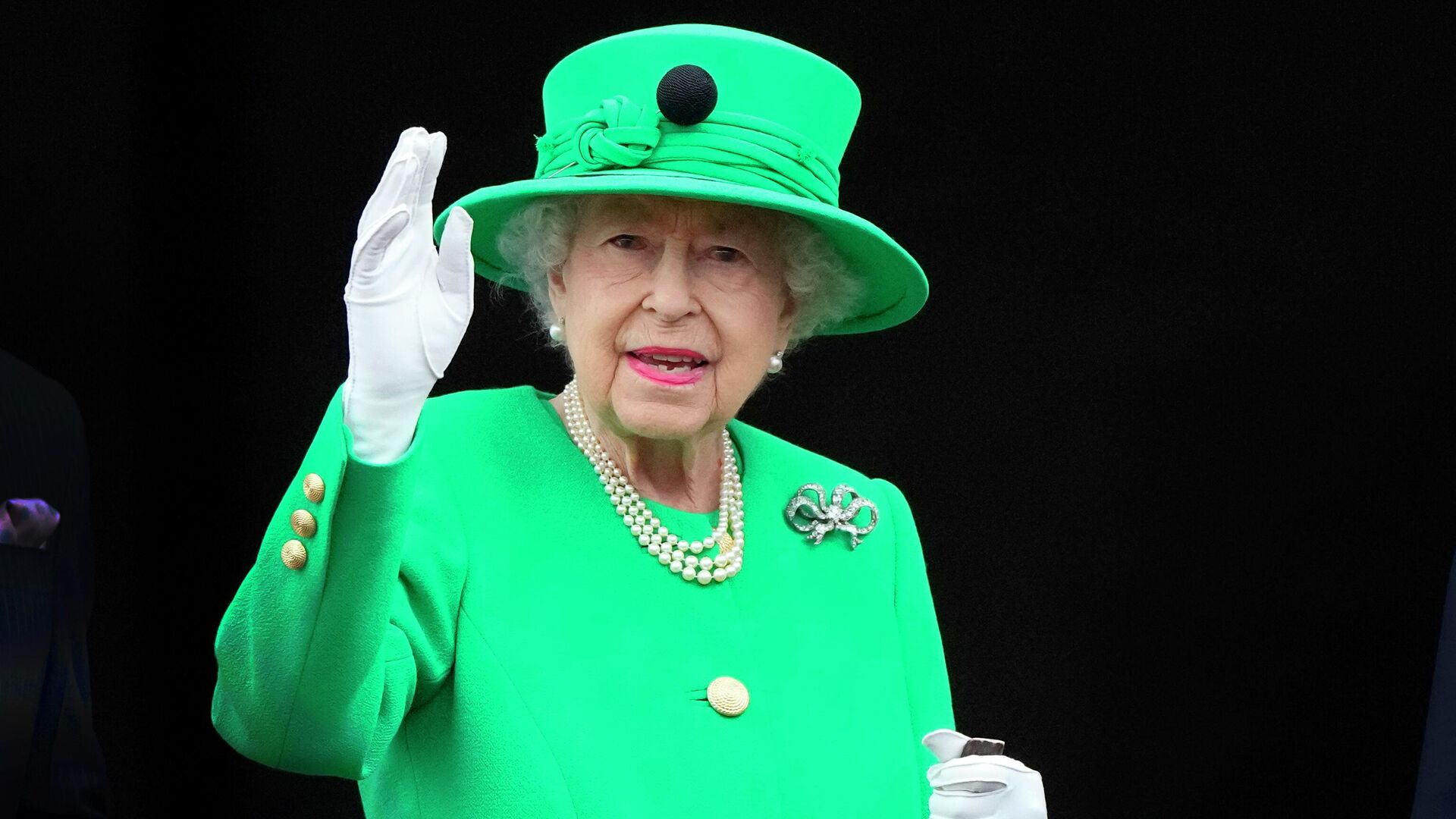 Britain's Queen Elizabeth II waves to the crowd during the Platinum Jubilee Pageant at the Buckingham Palace in London, Sunday, June 5, 2022, - Sputnik International, 1920, 02.08.2022