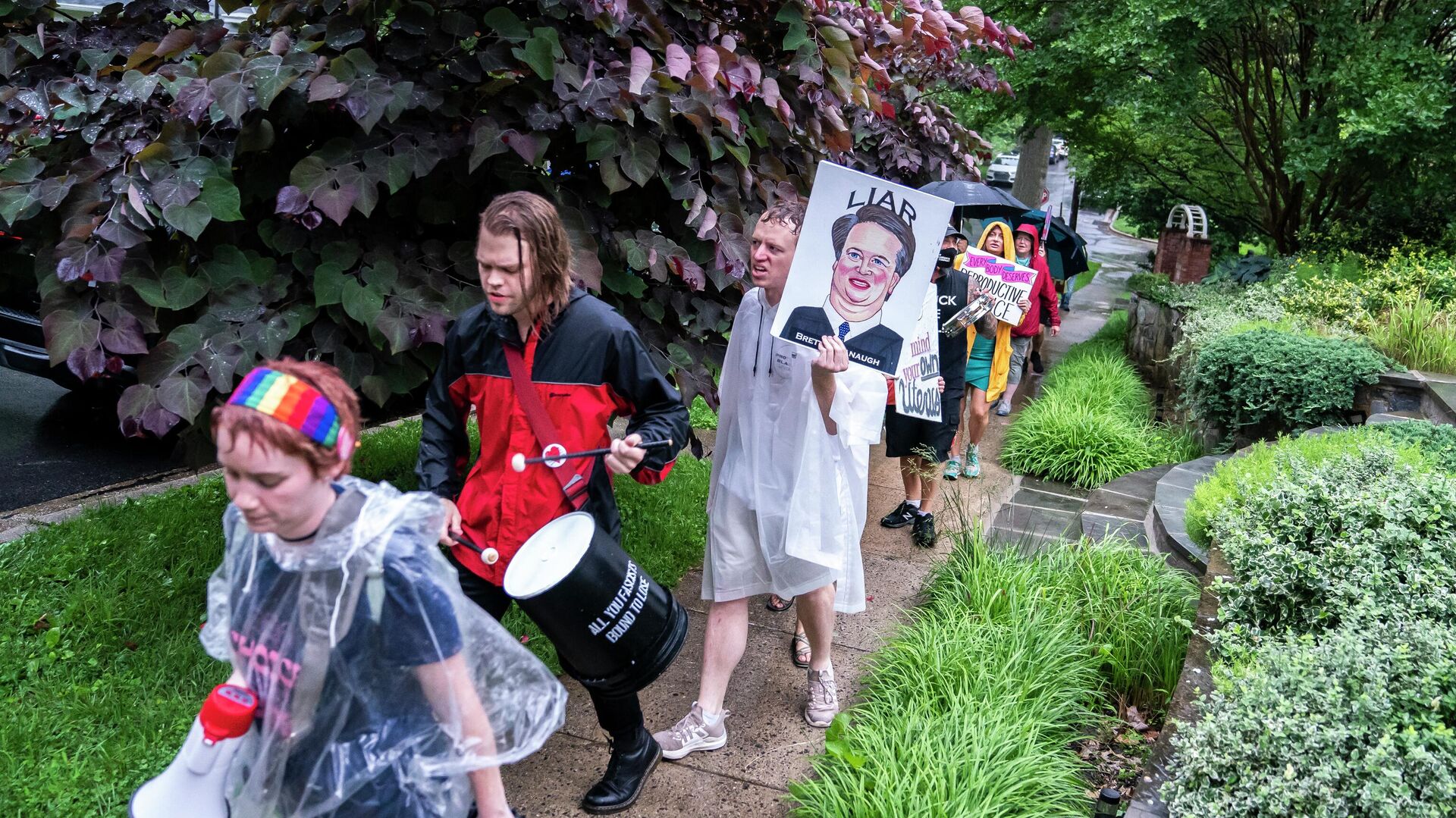 CHEVY CHASE, MD - JUNE 08: Protesters march past Supreme Court Justice Brett Kavanaugh's home on June 8, 2022 in Chevy Chase, Maryland. An armed man was arrested near Kavanaugh's home Wednesday morning as the court prepares to announce decisions for about 30 cases - Sputnik International, 1920, 09.06.2022