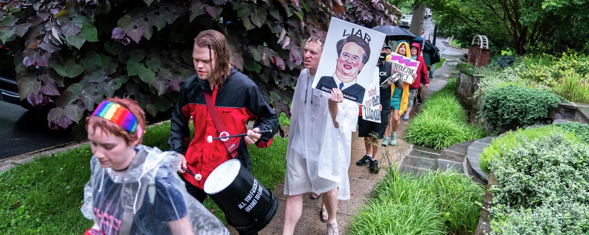 CHEVY CHASE, MD - JUNE 08: Protesters march past Supreme Court Justice Brett Kavanaugh's home on June 8, 2022 in Chevy Chase, Maryland. An armed man was arrested near Kavanaugh's home Wednesday morning as the court prepares to announce decisions for about 30 cases - Sputnik International, 1920, 09.06.2022
