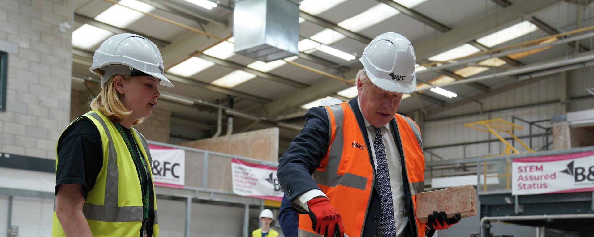 Britain's Prime Minister Boris Johnson, right, joins a brick laying lesson at Blackpool and The Fylde College - Sputnik International, 1920, 09.06.2022