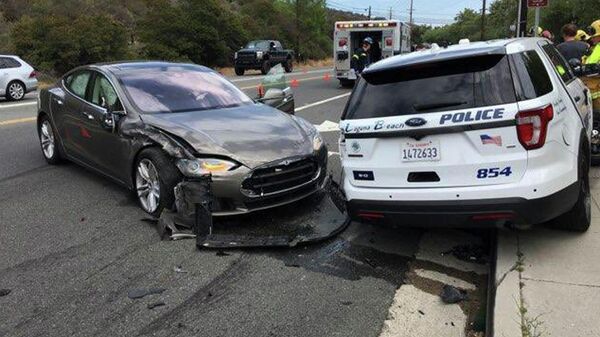 This photo provided by the Laguna Beach Police Department shows a Tesla sedan, left, in autopilot mode that crashed into a parked police cruiser Tuesday, May 29, 2018, in Laguna Beach, Calif. Police Sgt. Jim Cota says the officer was not in the cruiser at the time of the crash and that the Tesla driver suffered minor injuries.  - Sputnik International