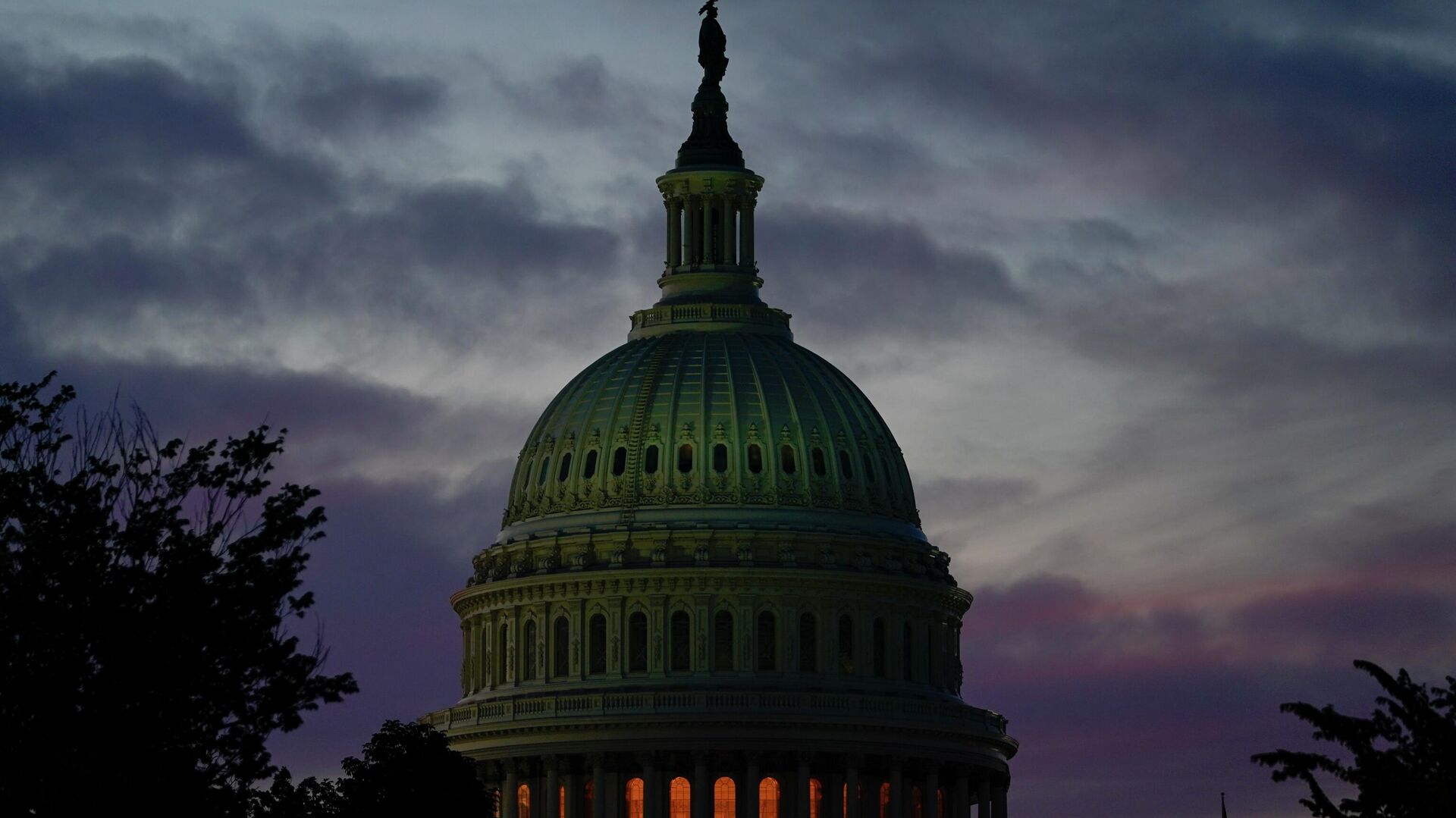 The sun sets behind the U.S. Capitol Thursday, June 9, 2022, in Washington, as the House select committee holds its first public hearing in its investigation of the Jan. 6 attack on the U.S. Capitol.. - Sputnik International, 1920, 22.11.2022