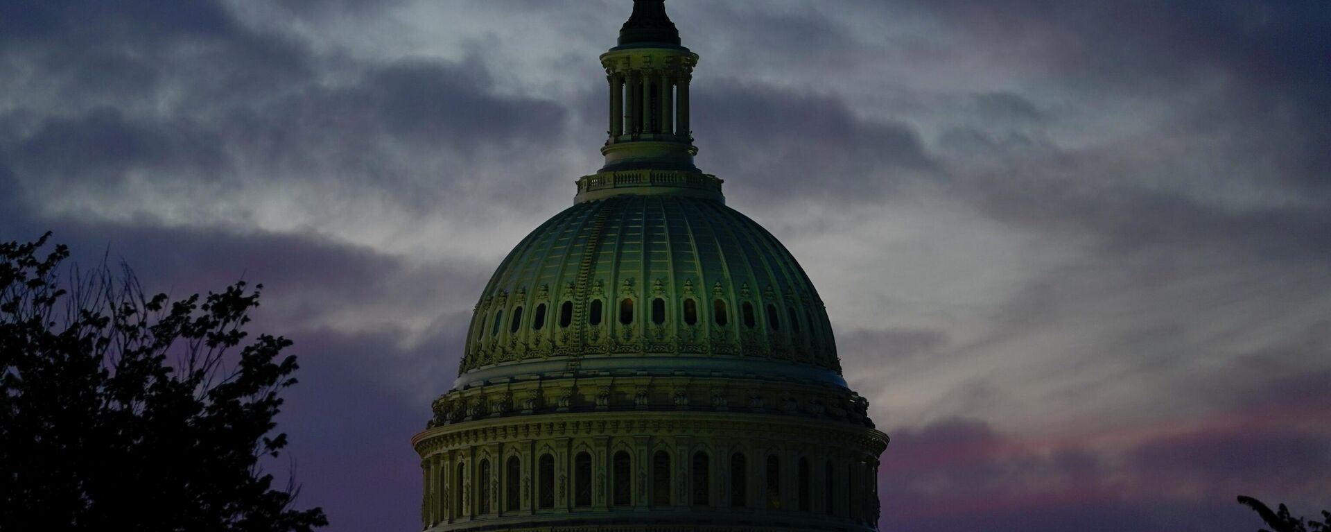 The sun sets behind the U.S. Capitol Thursday, June 9, 2022, in Washington, as the House select committee holds its first public hearing in its investigation of the Jan. 6 attack on the U.S. Capitol.. - Sputnik International, 1920, 18.06.2022