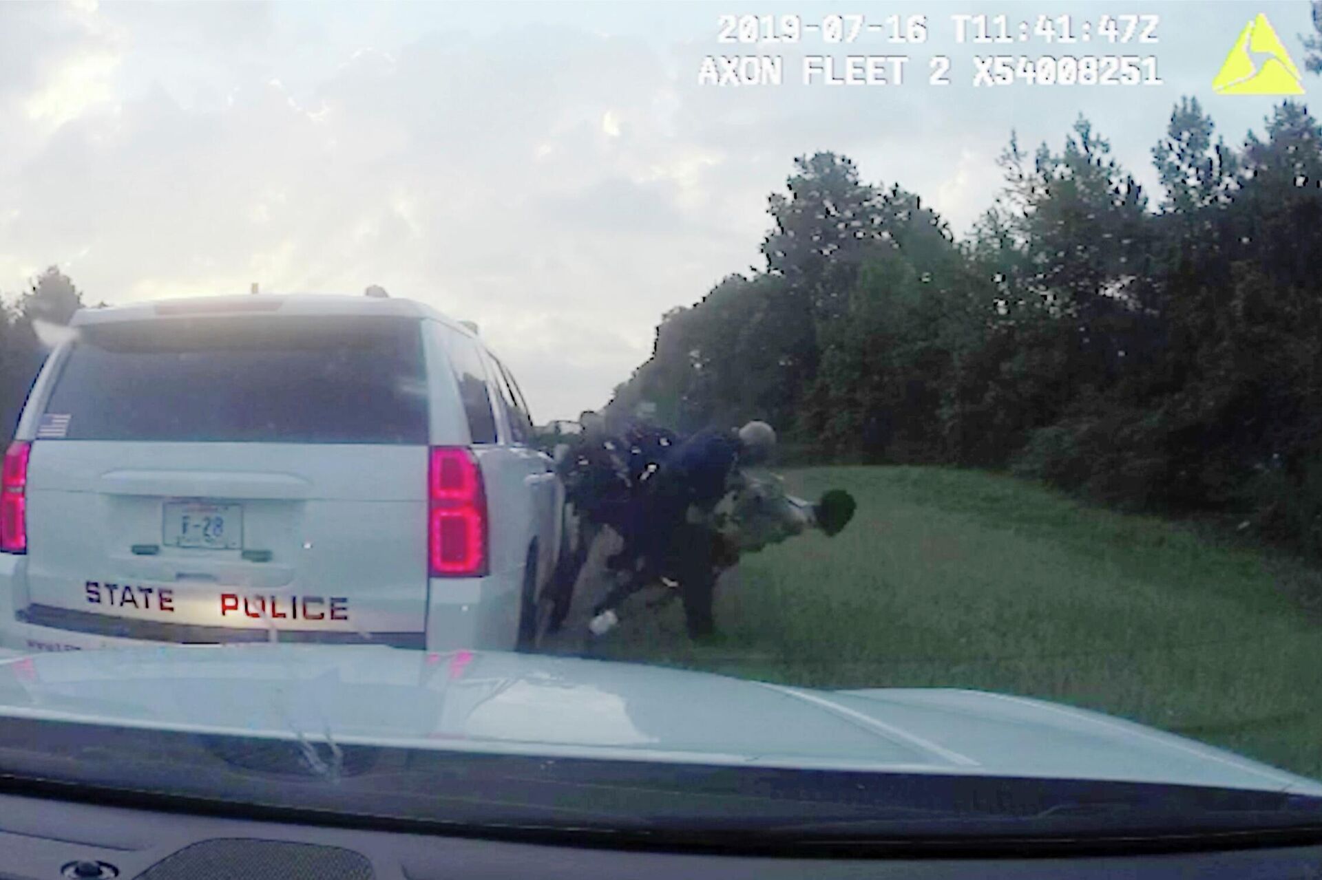 In this July 16, 2019 image from police dashboard camera video, Louisiana State Trooper Jacob Brown throws motorist Morgan Blake to the ground following a traffic stop in Ouachita Parish, La., during which troopers found 13 pounds marijuana in the car Blake was driving. Brown threw Blake to the ground after he asked for his handcuffs to be adjusted. Trooper Randall Colby Dickerson then punched Blake five times and kneed him in the side, the footage shows. - Sputnik International, 1920, 10.06.2022
