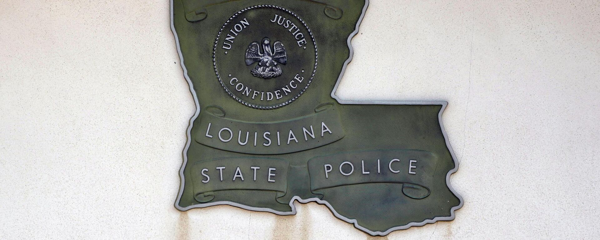 A Louisiana State Police sign is seen outside Louisiana State Police Troop F headquarters in Monroe, La., on Aug. 4, 2021. The U.S. Justice Department is opening a “pattern-or-practice” investigation into the Louisiana State Police amid mounting evidence that the agency has looked the other way in the face of beatings of mostly Black men. Officials familiar with the matter told The Associated Press it will be announced later Thursday, June 9, 2022. - Sputnik International, 1920, 10.06.2022