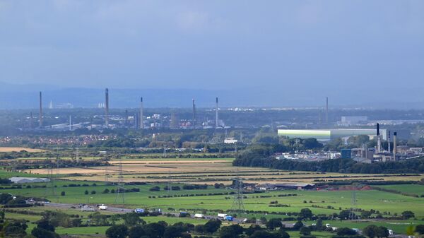 A general view of Essar Oil UK’s Stanlow oil refinery (L) and CF Fertilisers UK plant near Ellesmere Port, north west England, September 29, 2021 - Sputnik International