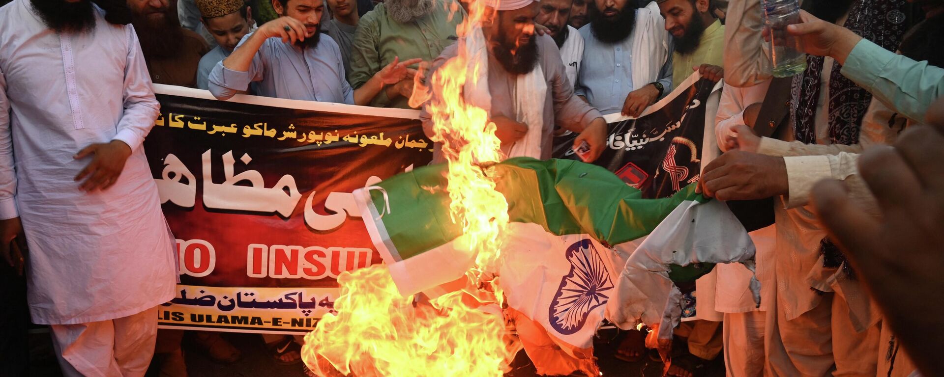 Protestors burn Indian national flag during a demonstration against former India's Bharatiya Janata Party spokeswoman Nupur Sharma over her remarks on the Prophet Mohammed, in Lahore on June 9, 2022. - Sputnik International, 1920, 10.06.2022