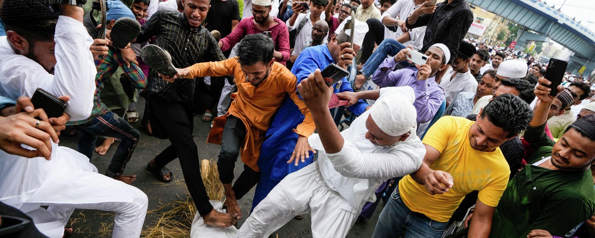 Indian Muslims trample an effigy of Nupur Sharma, the spokesperson of governing Hindu nationalist party as they react to the derogatory references to Islam and the Prophet Muhammad in Kolkata, India, Friday, June 10, 2022 - Sputnik International, 1920, 13.06.2022