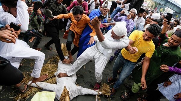 Indian Muslims trample an effigy of Nupur Sharma, the spokesperson of governing Hindu nationalist party as they react to the derogatory references to Islam and the Prophet Muhammad in Kolkata, India, Friday, June 10, 2022 - Sputnik International