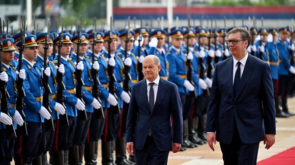 German chancellor Olaf Scholz  (C) and Serbian President Aleksandar Vucic inspect a guard of honour during a welcoming ceremony in Belgrade on June 10, 2022, as part of Scholz's two day Balkans tour. - Sputnik International