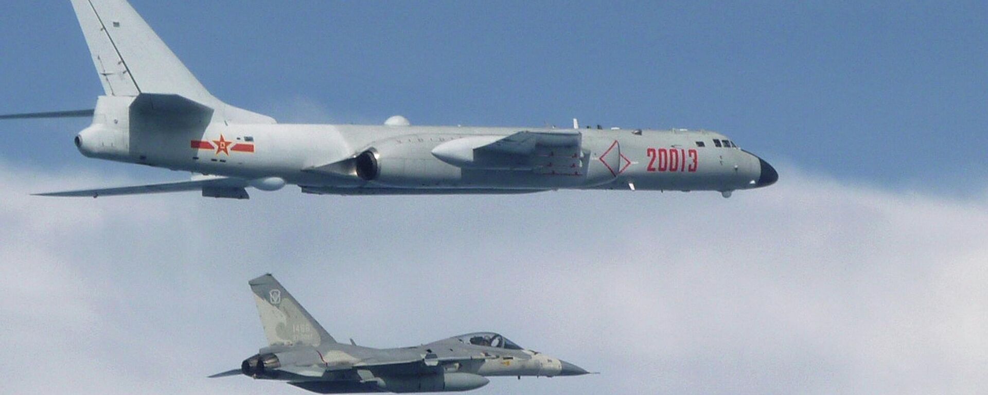 This handout photo received on July 22, 2017 and taken by Taiwan's Defence Ministry on July 20, 2017 shows a Taiwanese jet fighter (bottom) intercepting an H-6 bomber (top) from China over the East China Sea near Taiwan. - Sputnik International, 1920, 10.06.2022