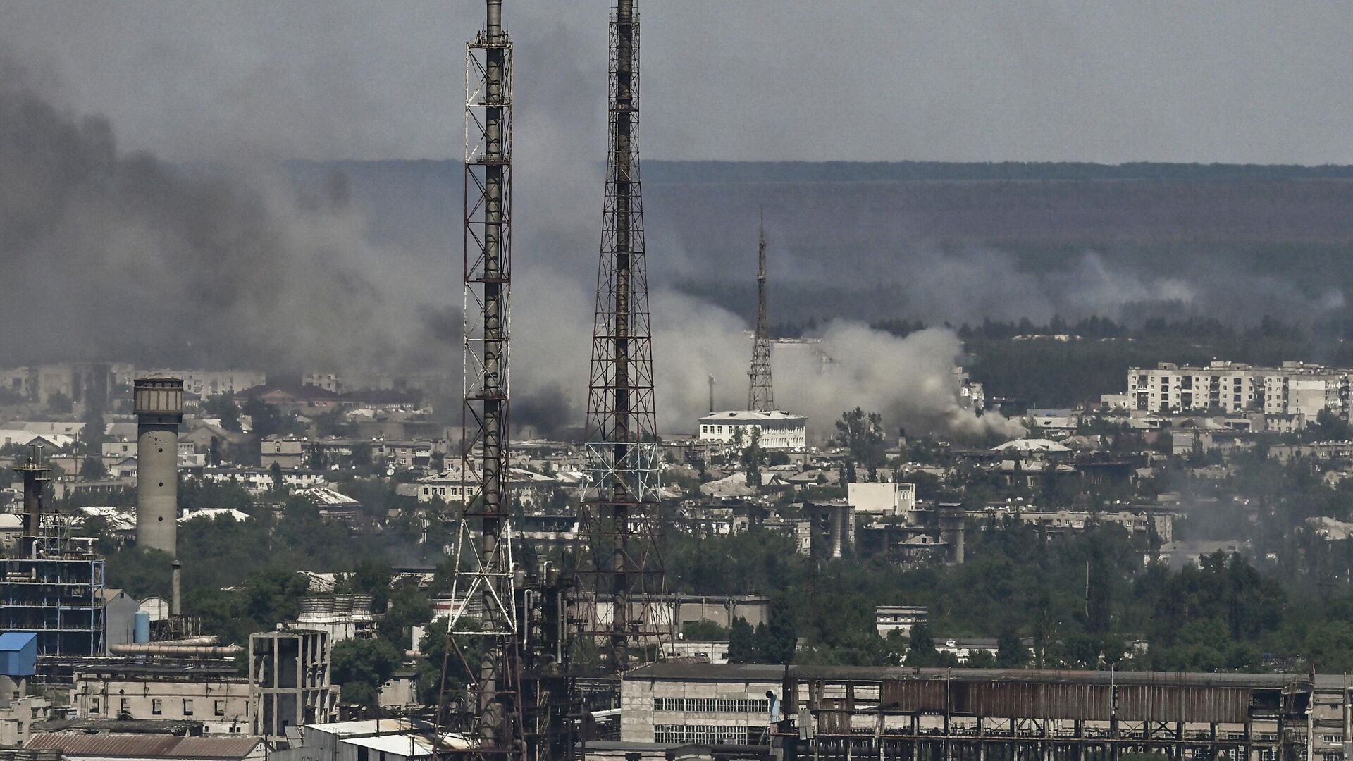 Black smoke and dirt rise from the nearby city of Severodonetsk during battle between Russian and Ukrainian troops in Donbass on 9 June, 2022. - Sputnik International, 1920, 28.06.2022