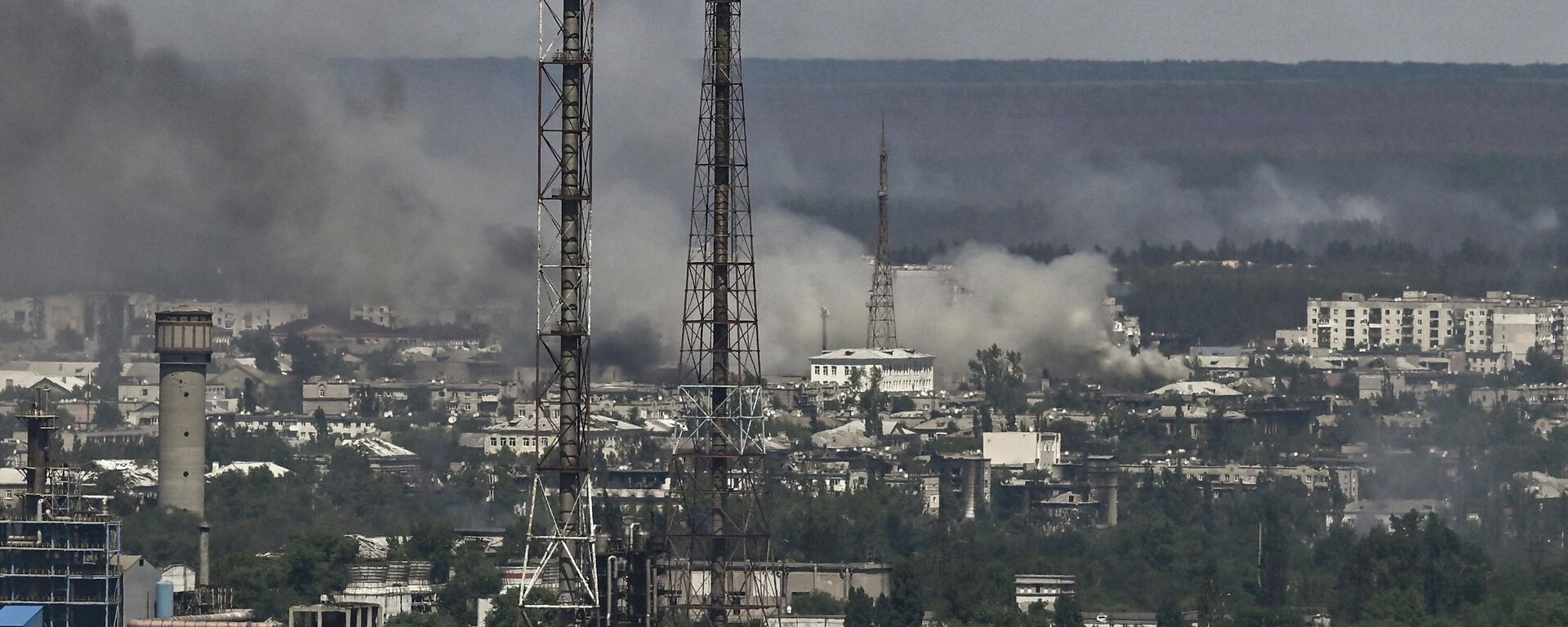 Black smoke and dirt rise from the nearby city of Severodonetsk during battle between Russian and Ukrainian troops in Donbass on 9 June, 2022. - Sputnik International, 1920, 22.06.2022