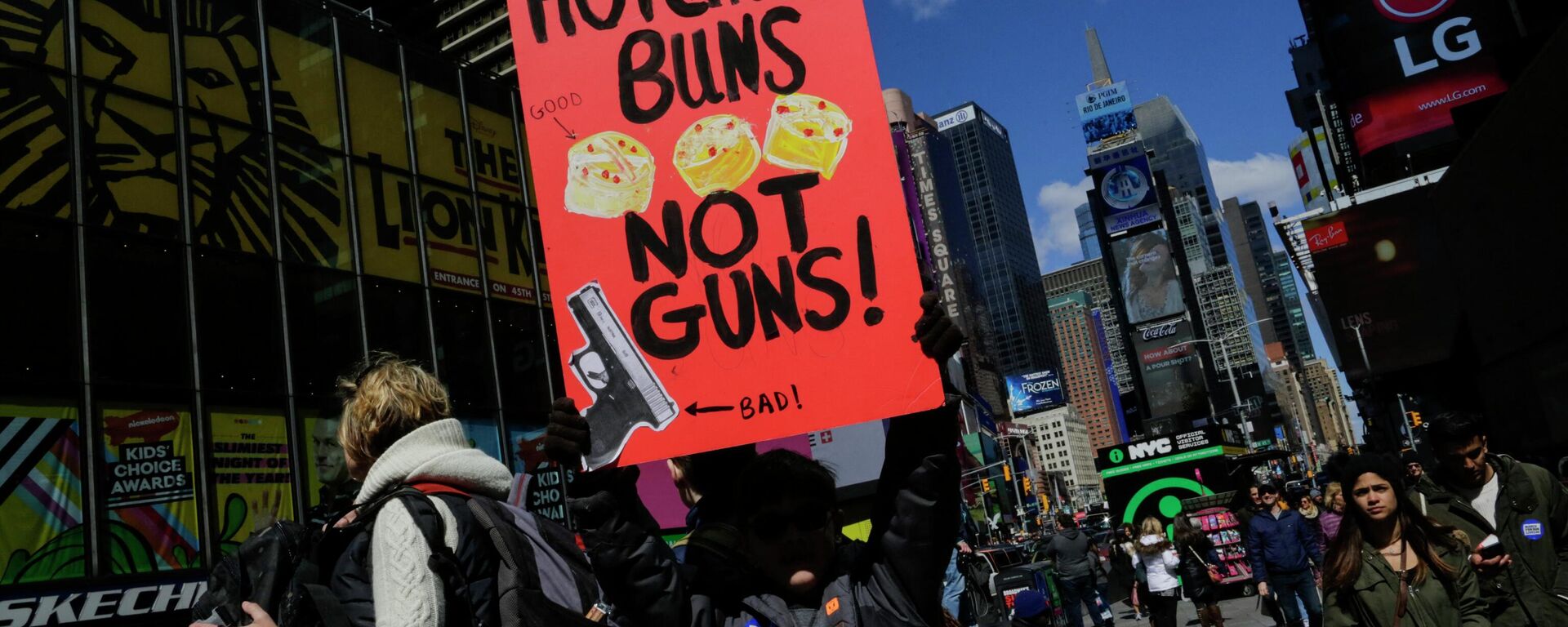 People go through Times Square after taking part in the March for Our Lives in New York on March 24, 2018. - Sputnik International, 1920, 11.06.2022