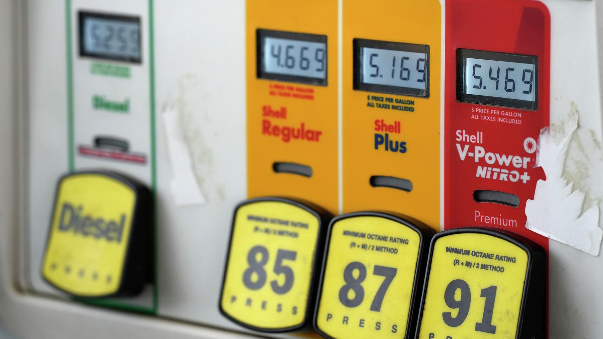 Prices per gallon are displayed over labels of various grades of gasoline at a Shell station Thursday, June 9, 2022, in Littleton, Colo. - Sputnik International, 1920, 03.09.2023