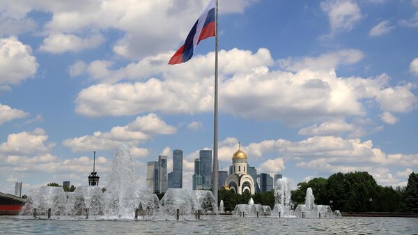 Russian flag flies on Poklonnaya Hill in Moscow, 12 June 2022 - Sputnik International