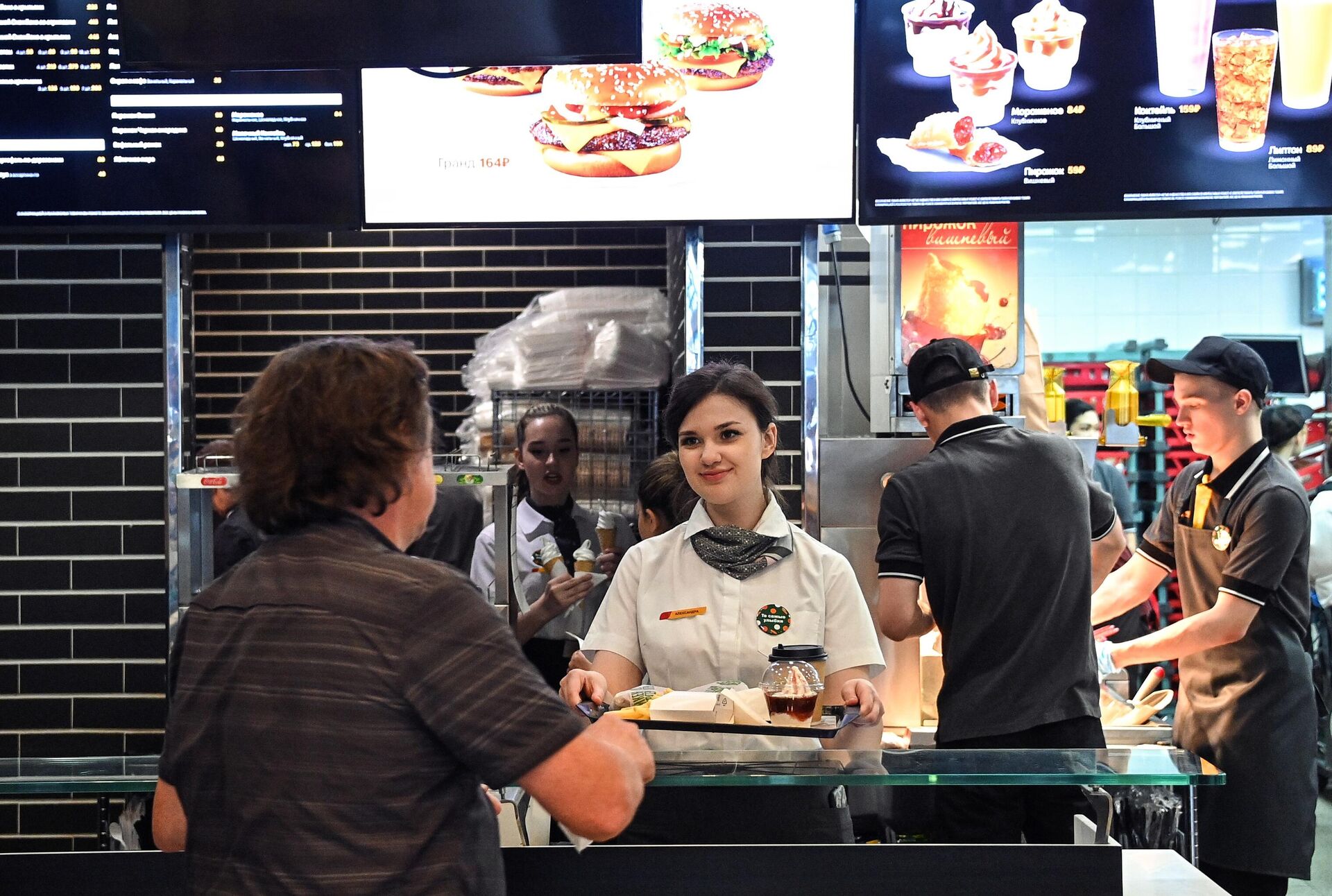 An employee gives an order to a customer in a joint of the newly opened fast food restaurant chain on Bolshaya Bronnaya Street in Moscow, Russia. The new chain of restaurants based on McDonald's is going to be called Vkusno i tochka (Delicious and that's it!). - Sputnik International, 1920, 12.06.2022