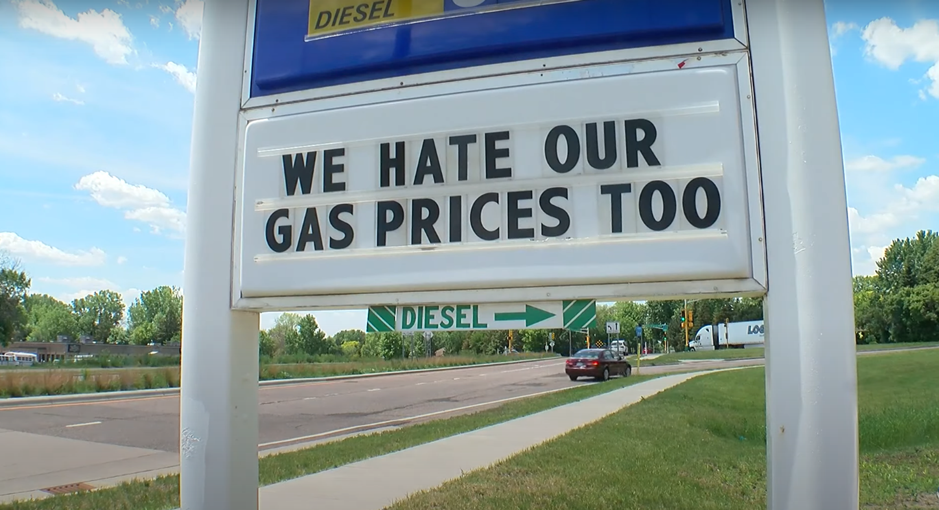 Gas station sign in Minnesota expressing sympathy for its customers as US national average gas prices top $5 bucks a gallon. Screengrab of WCCO - CBS Minnesota report. - Sputnik International, 1920, 22.11.2022