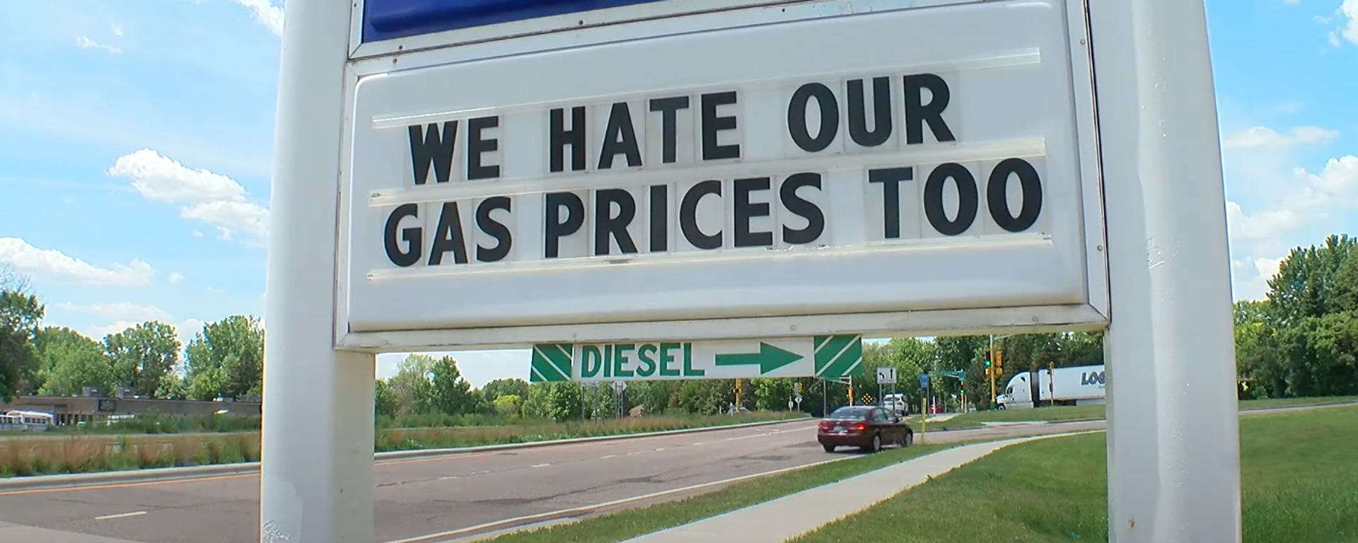 Gas station sign in Minnesota expressing sympathy for its customers as US national average gas prices top $5 bucks a gallon. Screengrab of WCCO - CBS Minnesota report. - Sputnik International, 1920, 26.06.2022