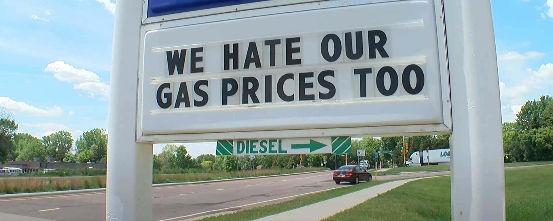 Gas station sign in Minnesota expressing sympathy for its customers as US national average gas prices top $5 bucks a gallon. Screengrab of WCCO - CBS Minnesota report. - Sputnik International, 1920, 12.06.2022