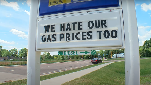 Gas station sign in Minnesota expressing sympathy for its customers as US national average gas prices top $5 bucks a gallon. Screengrab of WCCO - CBS Minnesota report. - Sputnik International