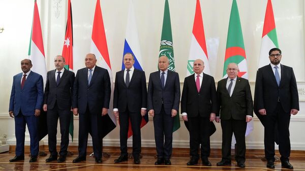 Russian Foreign Minister Sergey Lavrov, 4th left, and the Secretary General of the League of Arab States Ahmed Aboul Gheit, 4th right, pose for a photo with representatives of Arab League nations prior to their talks in Moscow, Russia, Monday, April 4, 2022.  - Sputnik International
