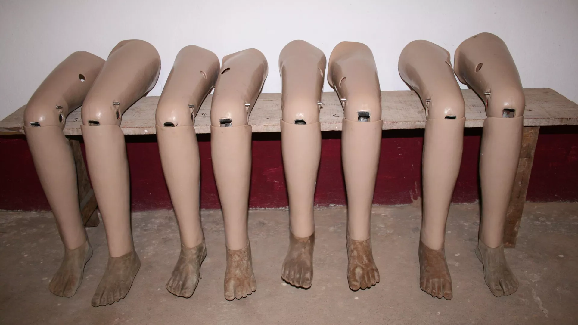 Prosthetic legs lined up for collection in Vientiane, Laos - Sputnik International, 1920, 05.09.2023