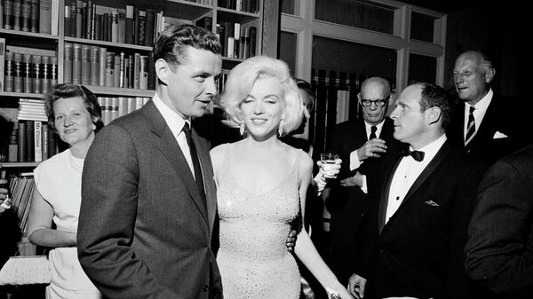 In this May 19, 1962 photo provided by the John F. Kennedy Presidential Library and Museum, actress Marilyn Monroe wears the iconic gown that she wore while singing Happy Birthday to President John F. Kennedy at Madison Square Garden, during a reception in New York City. - Sputnik International