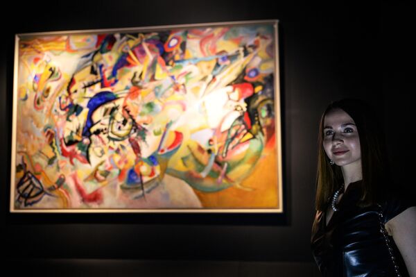 A visitor of Wassily Kandinsky&#x27;s exhibition &quot;Counterpoint&quot; in Tretyakov Gallery on Krymsky Val. - Sputnik International