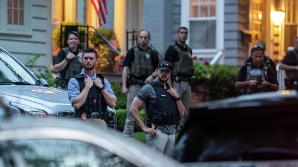 Law enforcement officers stand guard as protesters march past Supreme Court Justice Brett Kavanaugh's home on June 8, 2022 in Chevy Chase, Maryland - Sputnik International