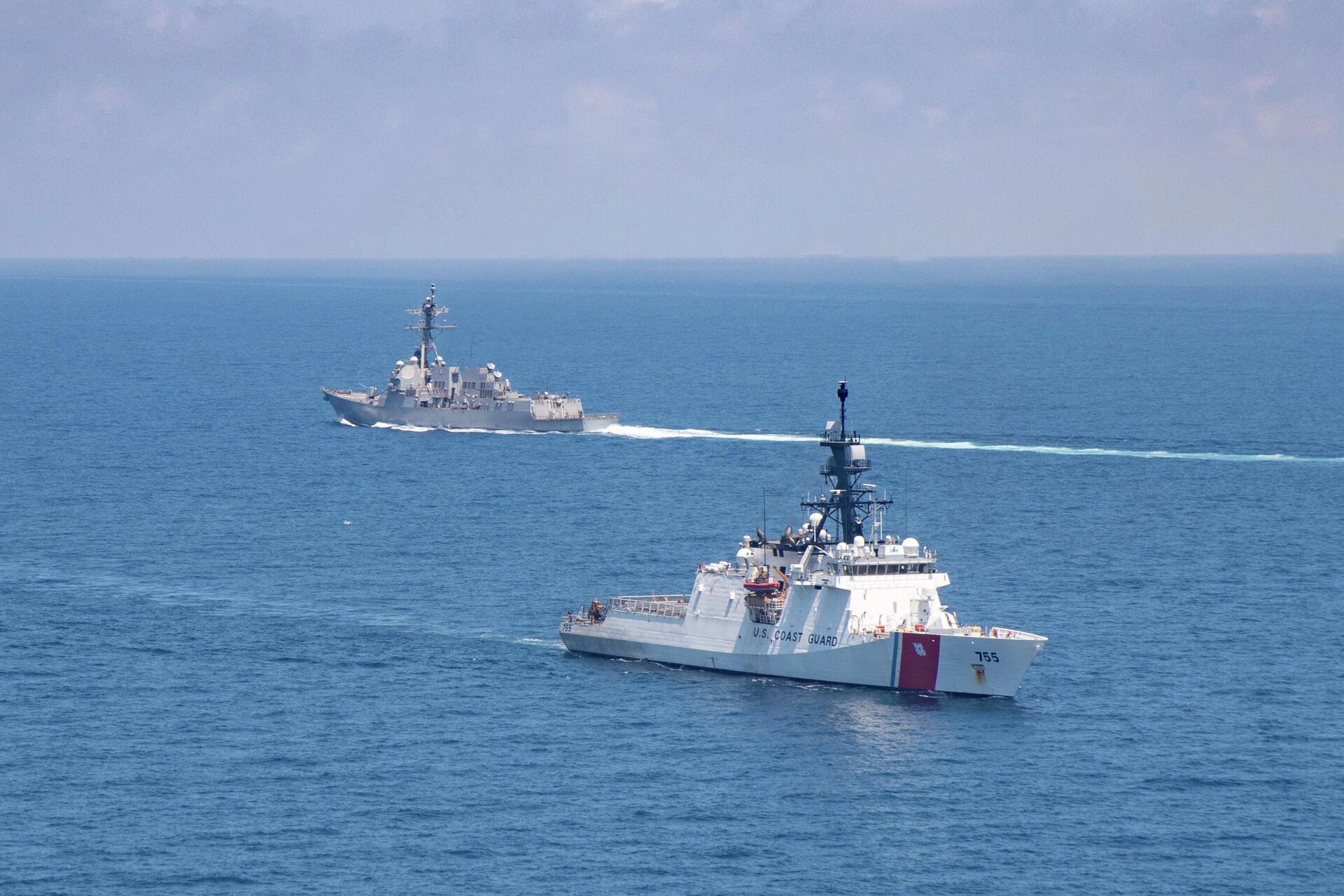 FILE - In this Aug. 27, 2021, file photo provided by U.S. Coast Guard, Legend-class U.S. Coast Guard National Security Cutter Munro (WMSL 755) transits the Taiwan Strait during a routine transit with Arleigh Burke class guided-missile destroyer USS Kidd (DDG 100) - Sputnik International, 1920, 24.06.2022