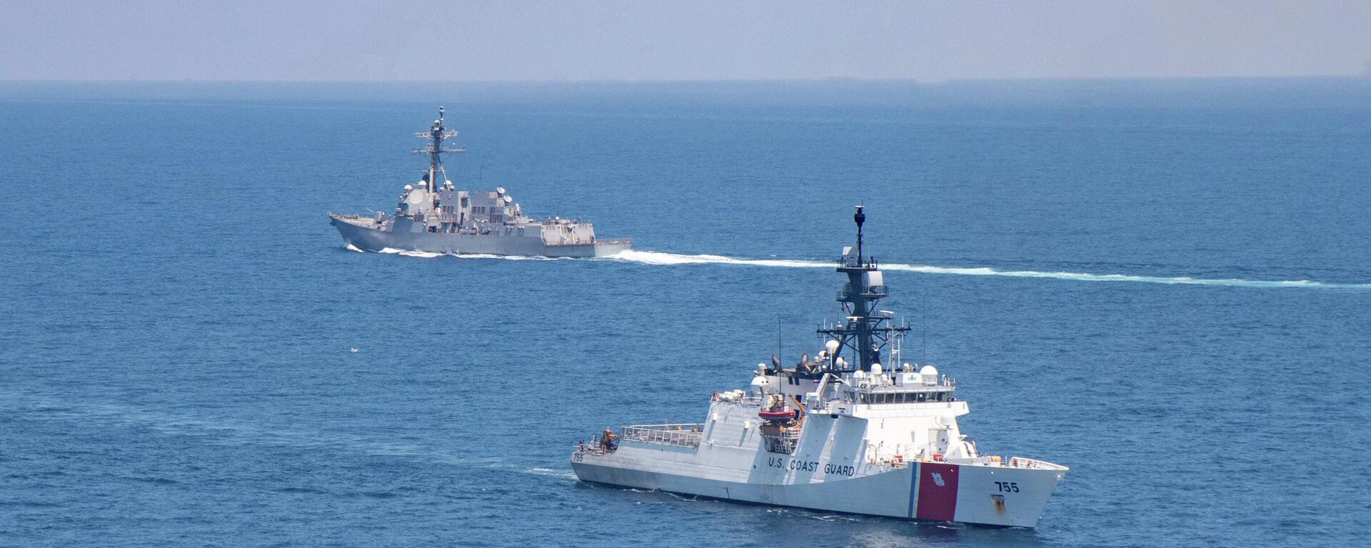 FILE - In this Aug. 27, 2021, file photo provided by U.S. Coast Guard, Legend-class U.S. Coast Guard National Security Cutter Munro (WMSL 755) transits the Taiwan Strait during a routine transit with Arleigh Burke class guided-missile destroyer USS Kidd (DDG 100) - Sputnik International, 1920, 30.12.2022