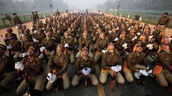 Indian paramilitary soldiers perform neck exercises after rehearsals for the upcoming Republic Day parade  amidst morning fog, in New Delhi, India, Wednesday, Dec. 28, 2011 - Sputnik International