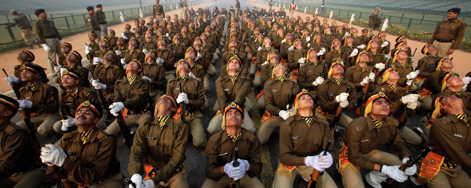 Indian paramilitary soldiers perform neck exercises after rehearsals for the upcoming Republic Day parade  amidst morning fog, in New Delhi, India, Wednesday, Dec. 28, 2011 - Sputnik International, 1920, 15.06.2022